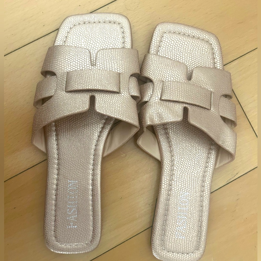 Women’s flat open toe sandals